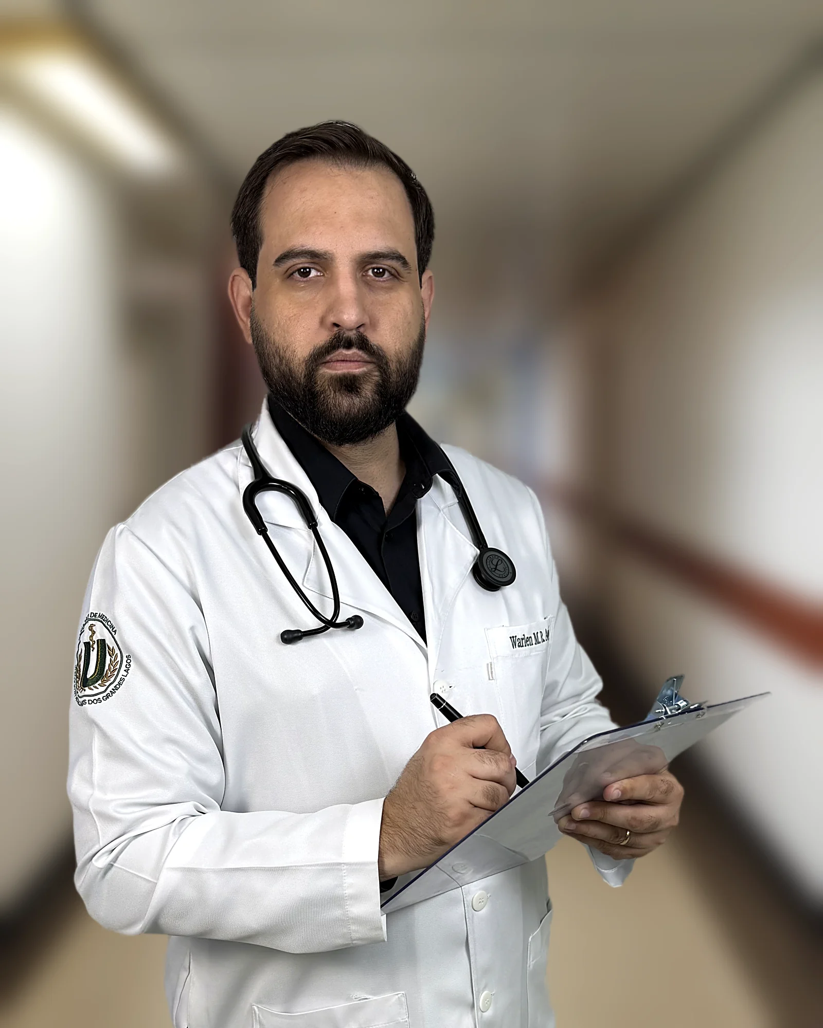 Warlen Miiller de jaleco da Unilago e estetoscópio, escrevendo em uma prancheta